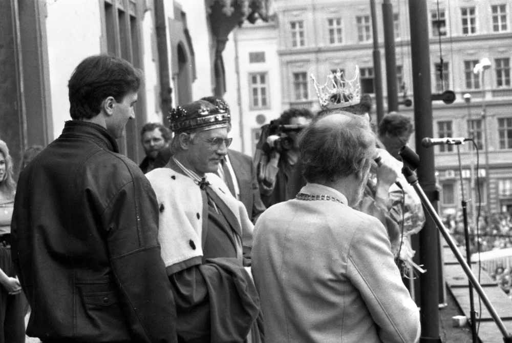Sametová revoluce v Olomouci. Červený kostel hostí výstavu fotografa Jiřího Fraita