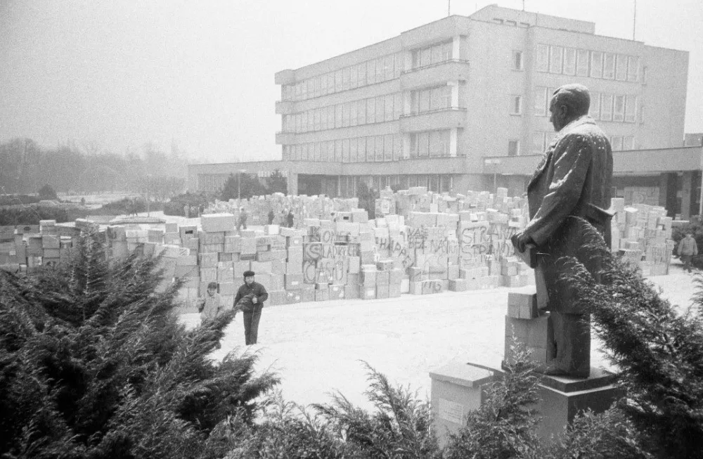 Sametová revoluce v Olomouci. Červený kostel hostí výstavu fotografa Jiřího Fraita