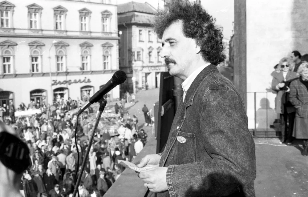 Sametová revoluce v Olomouci. Červený kostel hostí výstavu fotografa Jiřího Fraita