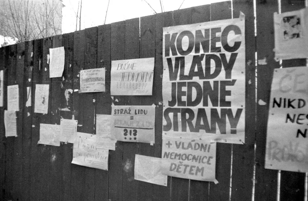 Sametová revoluce v Olomouci. Červený kostel hostí výstavu fotografa Jiřího Fraita