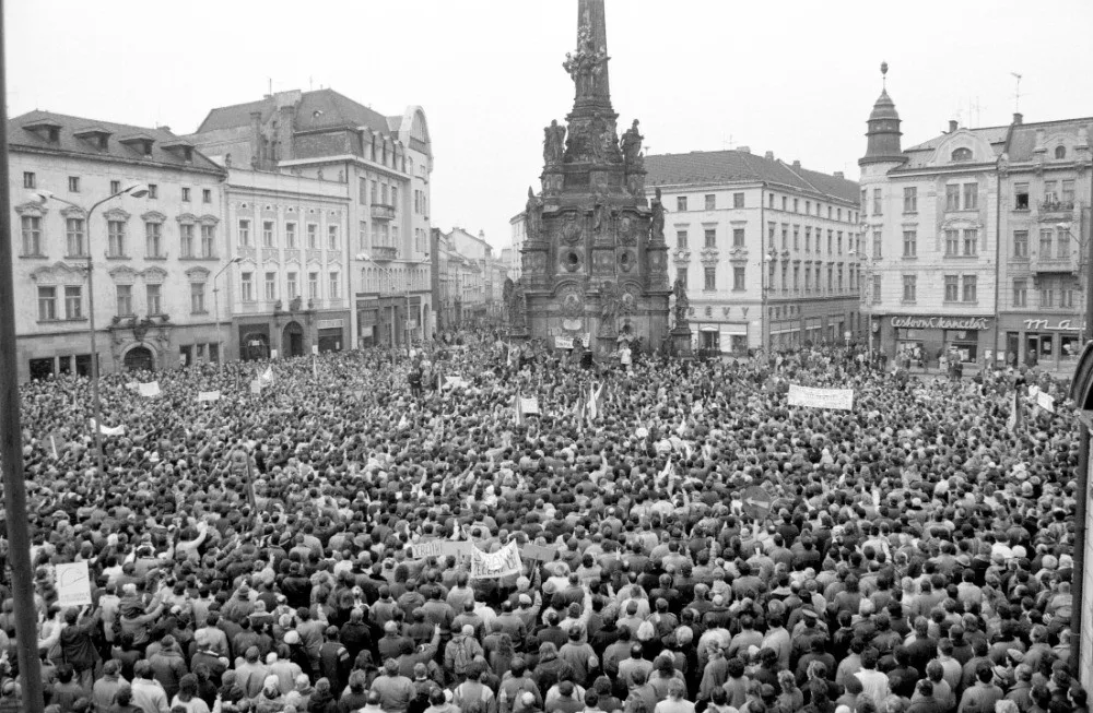 Sametová revoluce v Olomouci. Červený kostel hostí výstavu fotografa Jiřího Fraita