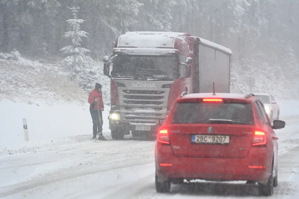 VIDEO: Červenohorské sedlo pokryl sníh, dopravu komplikují uvízlé kamiony. V terénu jsou sypače