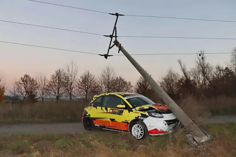 Automobilový závodník na Přerovsku havaroval do sloupu, dvě obce byly bez elektřiny