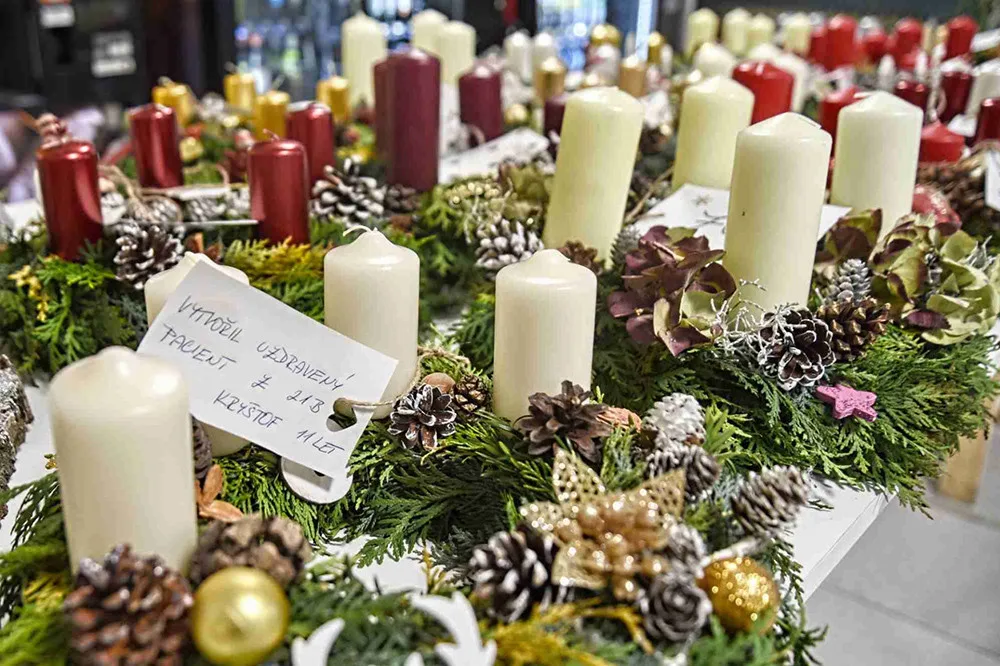 Stovky věnců a desetitisíce vánočních hvězd. Dobročinné sbírky pomohou nemocným dětem