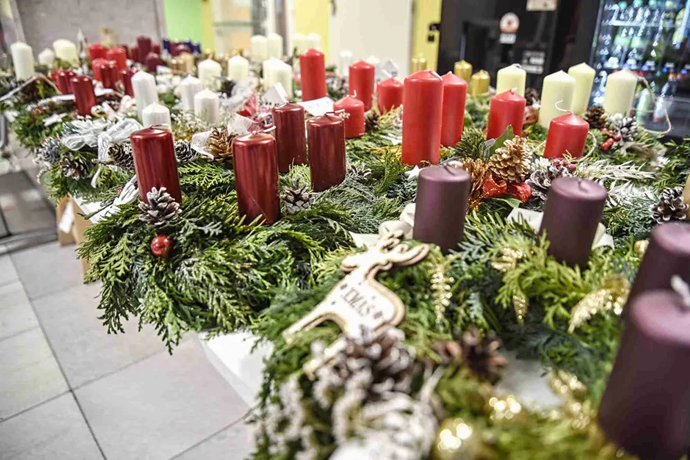 Stovky věnců a desetitisíce vánočních hvězd. Dobročinné sbírky pomohou nemocným dětem