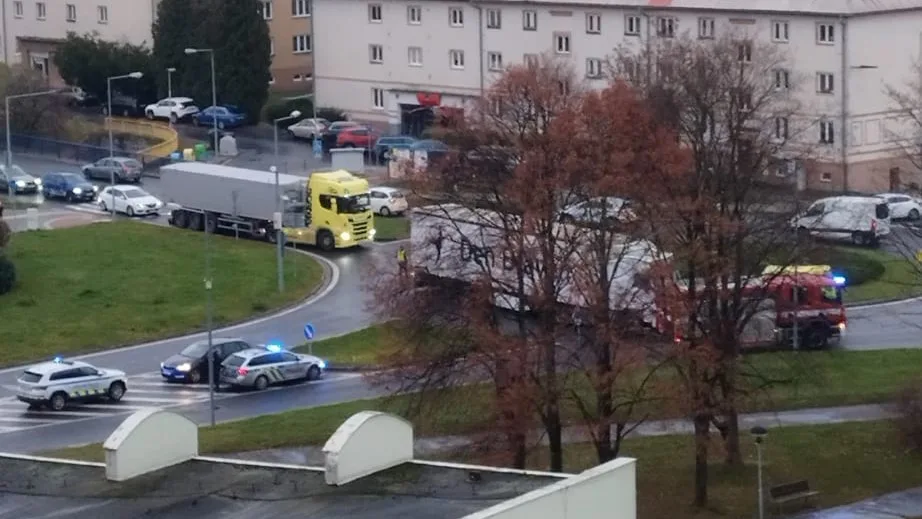 Tragická nehoda ve Šternberku. Chodec zemřel poté, co ho na kruhovém objezdu srazil kamion
