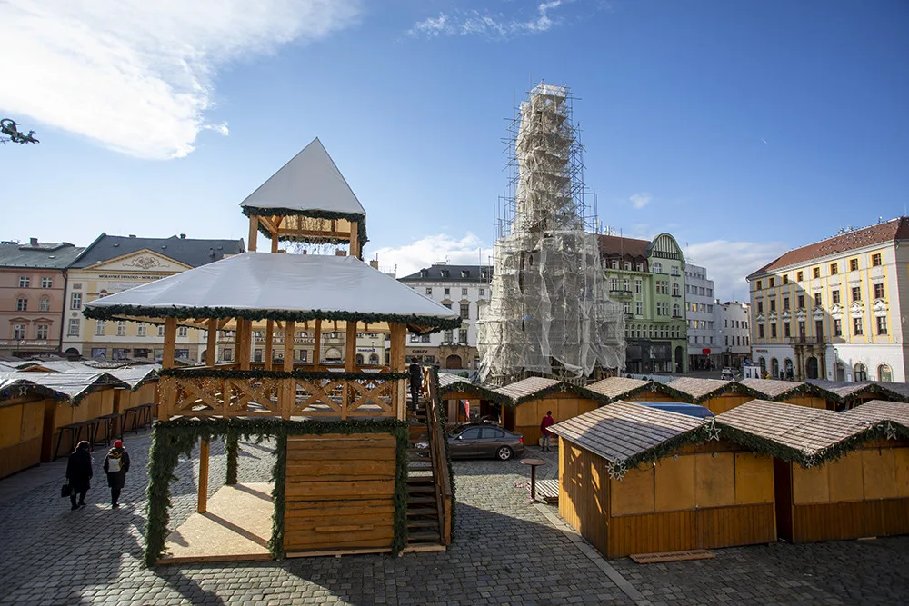 Přípravy na vánoční trhy v Olomouci finišují, rozhled na dřevěné městečko nabídne nová vyhlídka