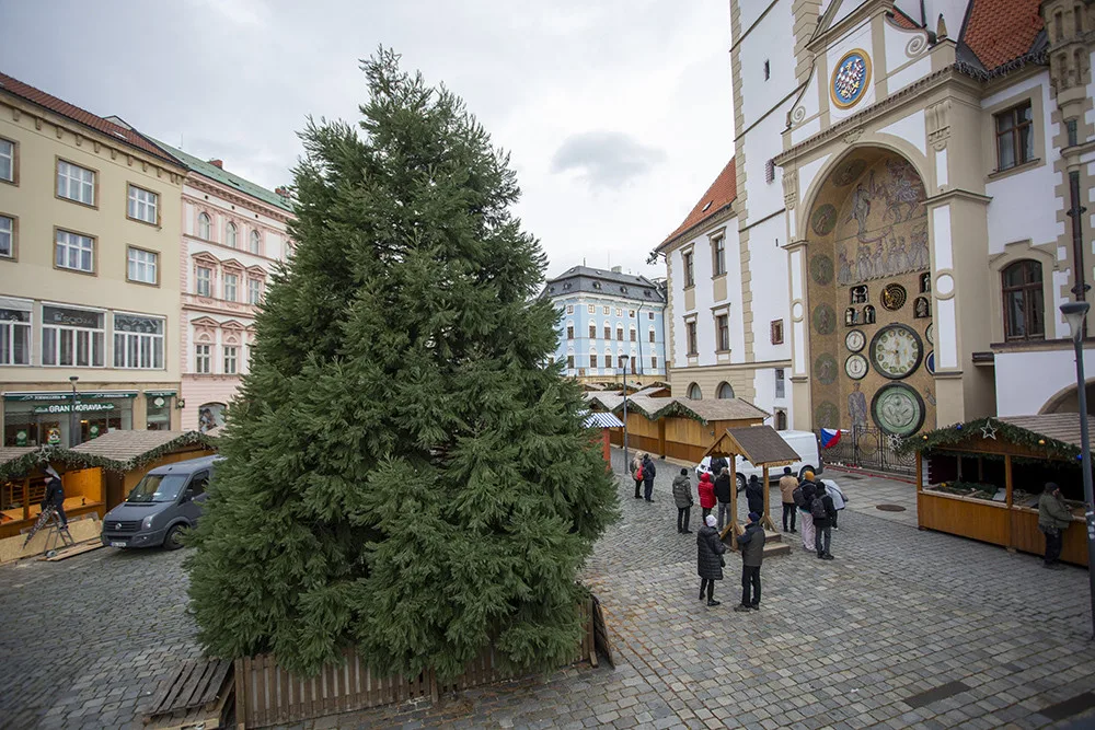 Přípravy na vánoční trhy v Olomouci finišují, rozhled na dřevěné městečko nabídne nová vyhlídka