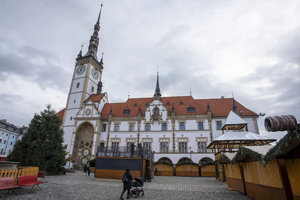 Přípravy na vánoční trhy v Olomouci finišují, rozhled na dřevěné městečko nabídne nová vyhlídka