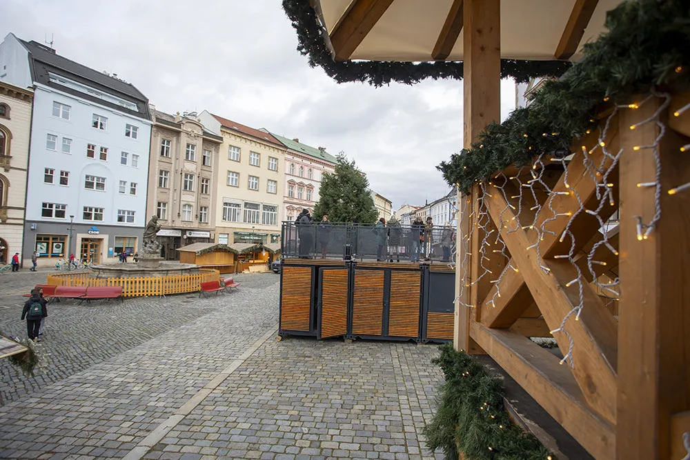 Přípravy na vánoční trhy v Olomouci finišují, rozhled na dřevěné městečko nabídne nová vyhlídka