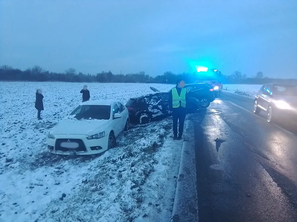 Sníh zkomplikoval dopravu na Šternbersku, u Horní Loděnice stojí kolona aut