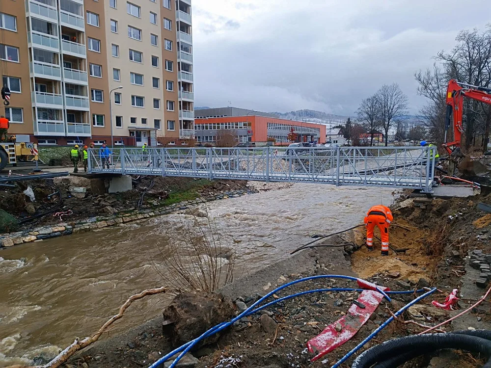 Instalace provizorní lávky přes řeku Bělou v Jeseníku