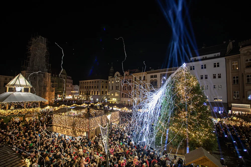FOTO A VIDEO: Světelná show zahájila olomoucké Vánoce. Na Hané září sekvojovec Floriánek