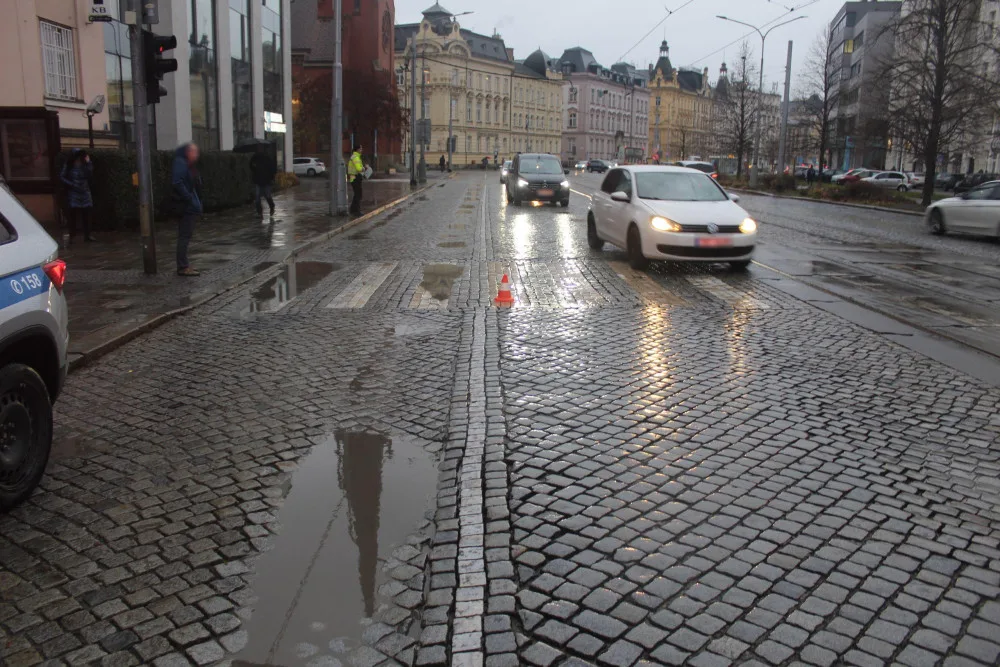 Muž v Olomouci při jízdě na červenou srazil chodkyni. Skončila v nemocnici