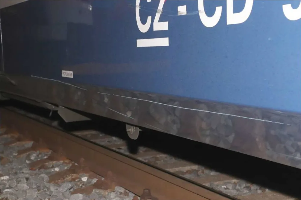 Vlak s dvaceti cestujícími narazil v Nových Sadech do vozíků a kola. Kdo je na koleje dal, vyšetřuje policie