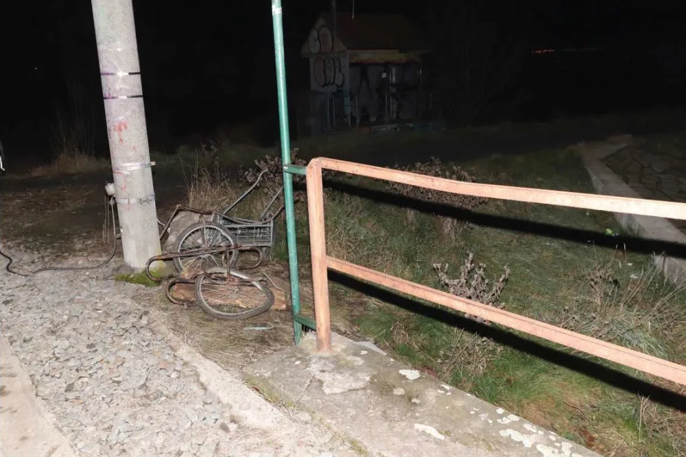 Vlak s dvaceti cestujícími narazil v Nových Sadech do vozíků a kola. Kdo je na koleje dal, vyšetřuje policie