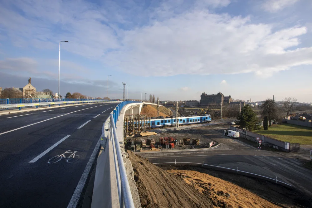 Bez front bezpečně přes koridor. Nadjezd nad rušnou železnicí v Olomouci začne řidičům sloužit od pátku