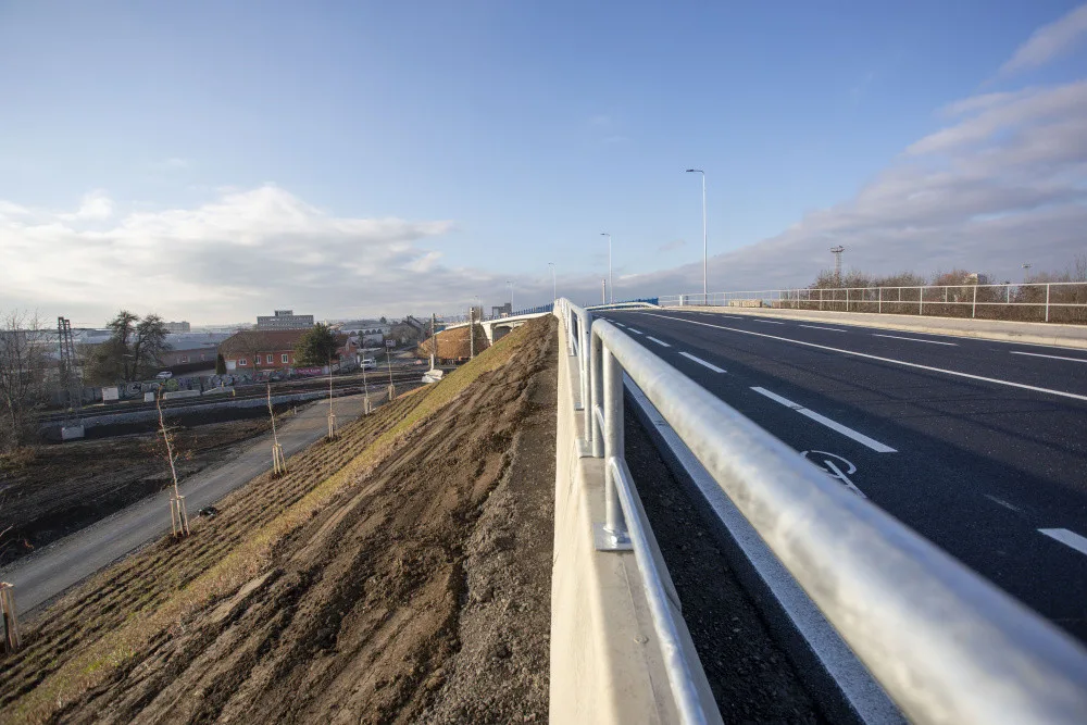 Bez front bezpečně přes koridor. Nadjezd nad rušnou železnicí v Olomouci začne řidičům sloužit od pátku