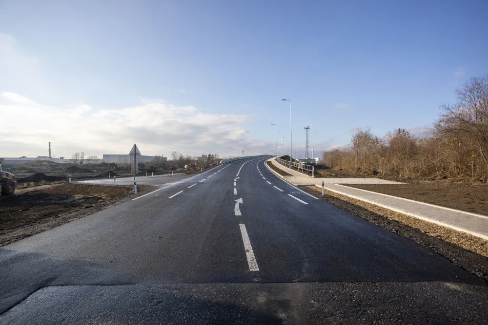 Bez front bezpečně přes koridor. Nadjezd nad rušnou železnicí v Olomouci začne řidičům sloužit od pátku