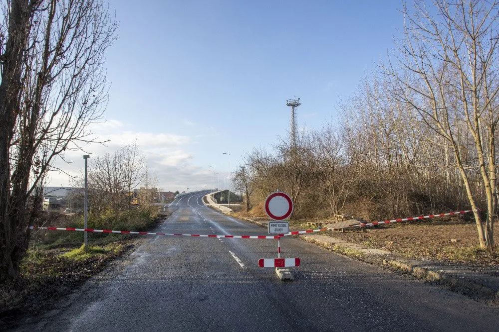 Bez front bezpečně přes koridor. Nadjezd nad rušnou železnicí v Olomouci začne řidičům sloužit od pátku