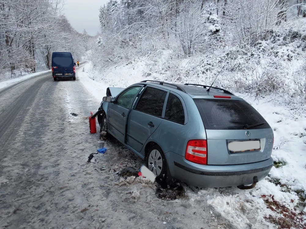 Sněžení komplikuje dopravu v Olomouckém kraji. D46 za Olomoucí stála, na dálnici bylo rozsypané sklo
