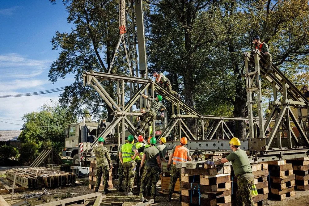 Stavba provizorních přemostění po povodních na podzim 2024