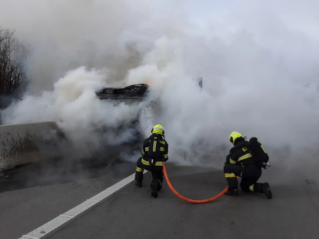 Pozor na D35 u Kozlova. Hasiči zde likvidují požár nákladního vozu, jeden jizdní pruh je neprůjezdný