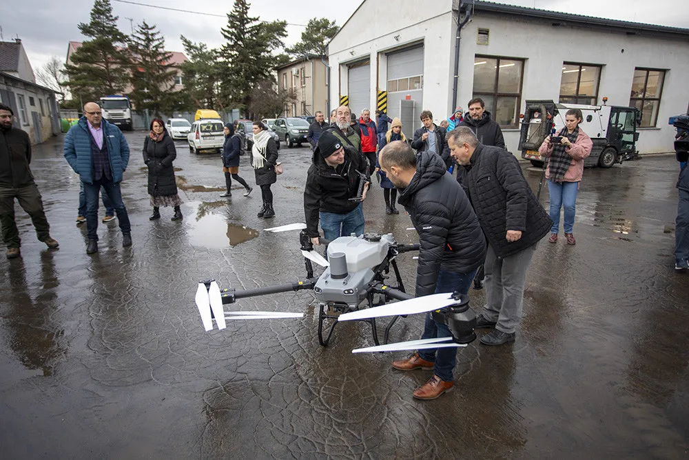 Do bitev s komáry povolali na Litovelsku speciální dron. Postřikem ošetří obrovské plochy