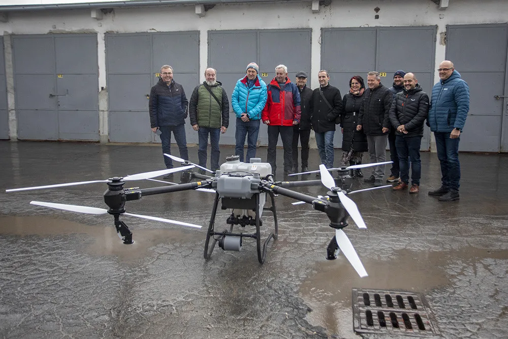 Do bitev s komáry povolali na Litovelsku speciální dron. Postřikem ošetří obrovské plochy