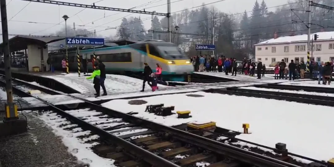 Muž, který vedl v Zábřehu manželku a děti pod projíždějící Pendolino, se přihlásil na policii. Mrzí mě to, řekl