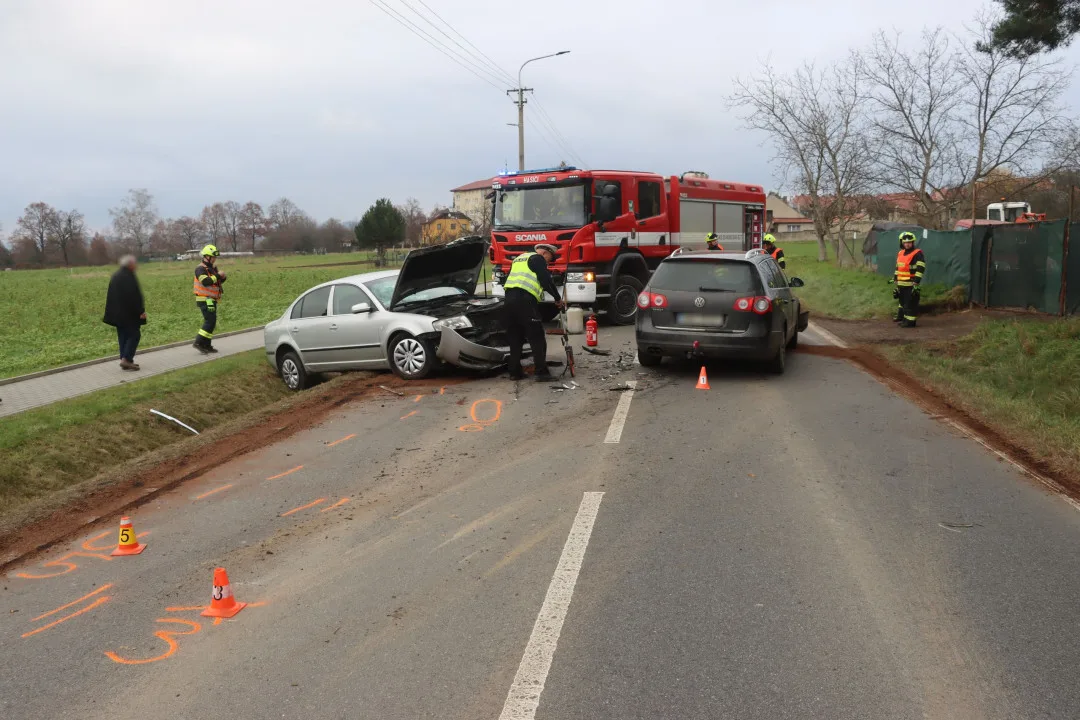 U Dolan řidič přejel do protisměru a čelně se srazil s protijedoucím autem. Pětašedesátiletá žena skončila v nemocnici