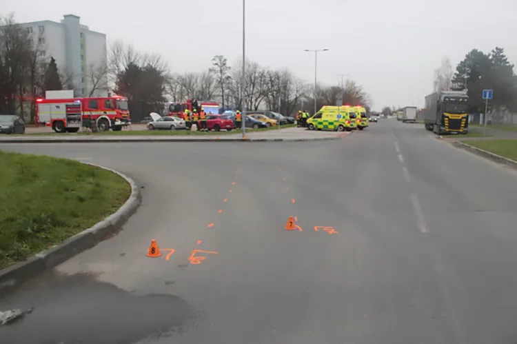 Opilý šofér boural v Prostějově do stožáru i zaparkovaného vozu. Zranil dva spolucestující