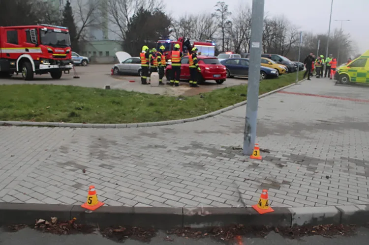Opilý šofér boural v Prostějově do stožáru i zaparkovaného vozu. Zranil dva spolucestující