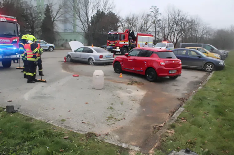 Opilý šofér boural v Prostějově do stožáru i zaparkovaného vozu. Zranil dva spolucestující