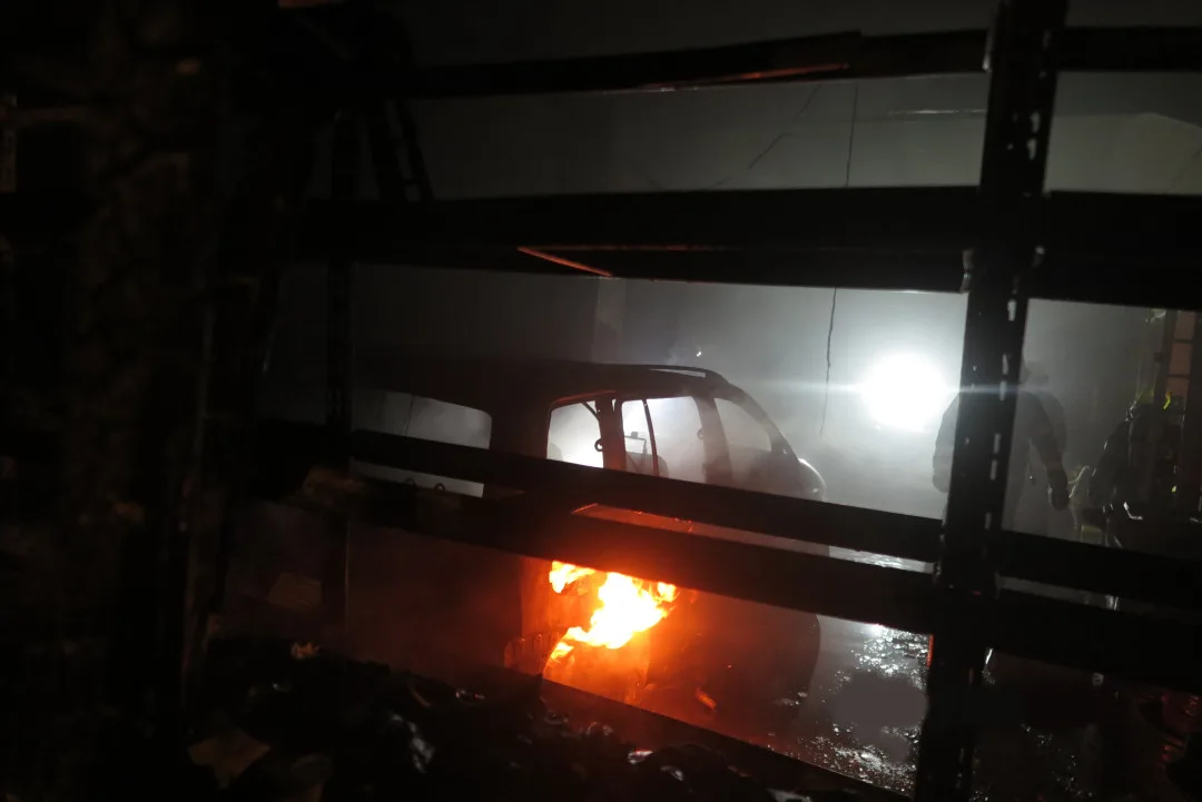 Hasiči likvidovali požár autoservisu v Olomouci. Plameny poškodily pět vozidel, hořely také pneumatiky