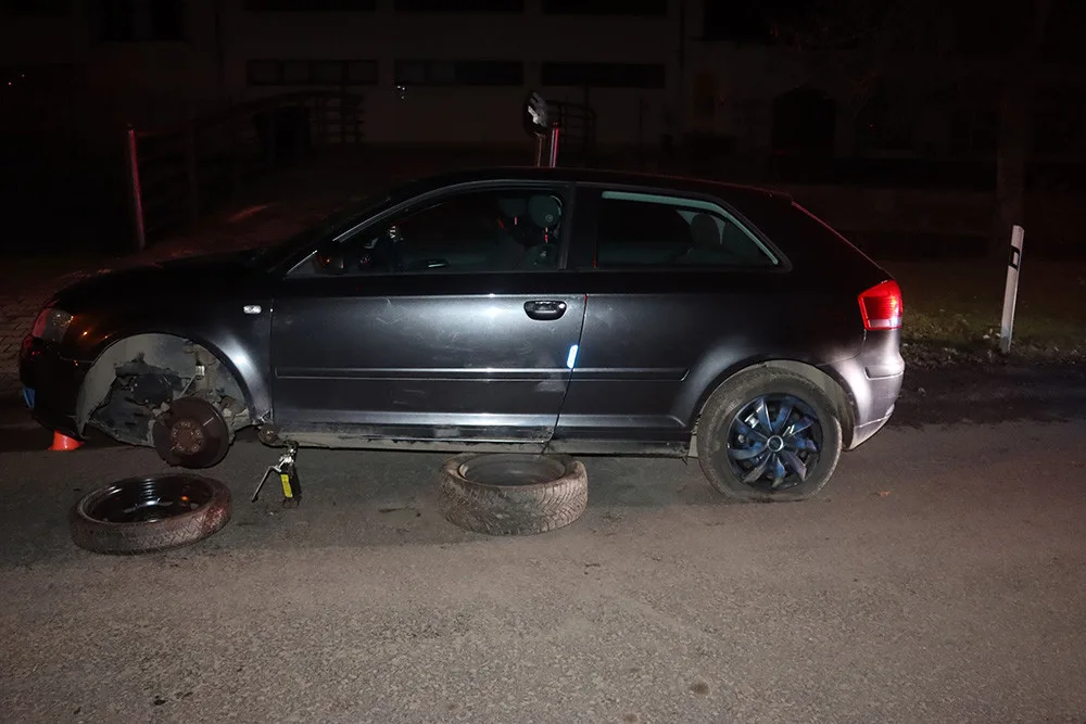 Policie hledá svědky noční nehody v Litovli. Neznámý člověk od poškozeného vozu Audi utekl