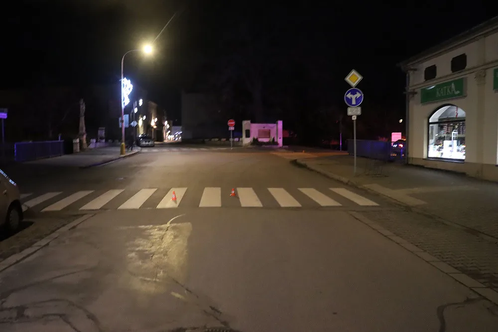 Policie hledá svědky noční nehody v Litovli. Neznámý řidič od poškozeného vozu Audi utekl