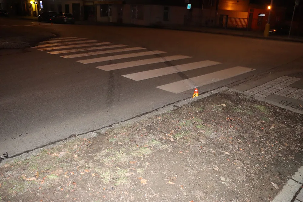 Policie hledá svědky noční nehody v Litovli. Neznámý řidič od poškozeného vozu Audi utekl