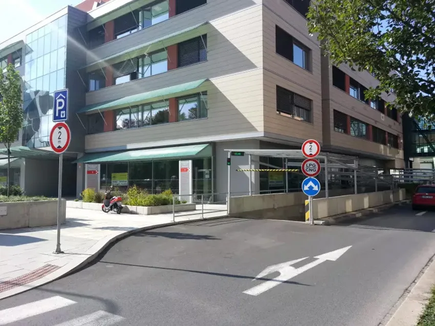 Vjezd do podzemního parkoviště u budovy Namiro