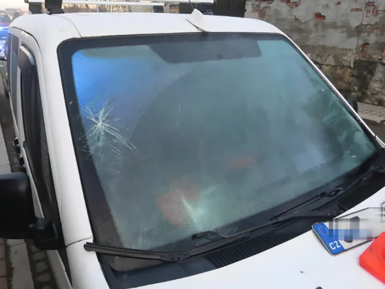 Mladý řidič v Hranicích srazil seniora, neviděl ho kvůli námraze na čelním skle