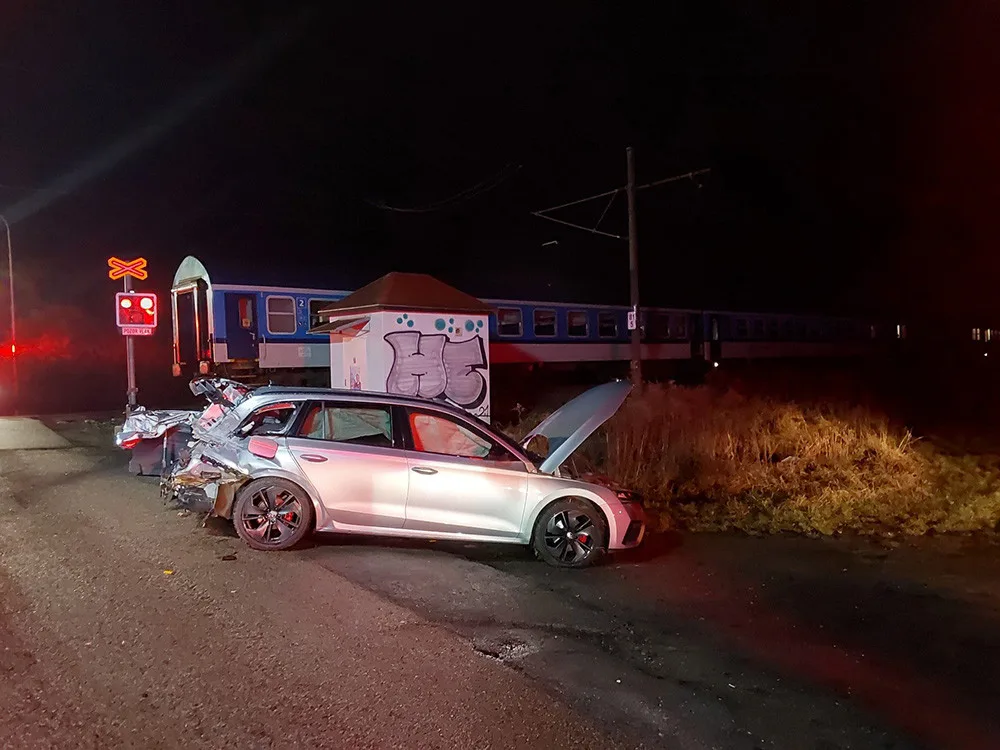 Rychlík se na přejezdu v Prostějově střetl s osobním autem, hasiči evakuovali 12 cestujících