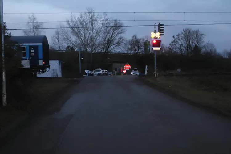 Rychlík se na přejezdu v Prostějově střetl s osobním autem, hasiči evakuovali 12 cestujících