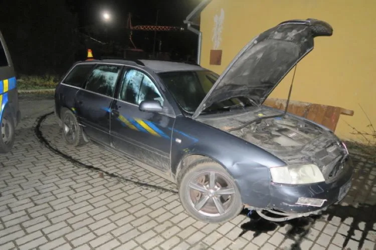 Opilý řidič pod vlivem marihuany za sebou v Doloplazech nechal spoušť. Neměl řidičák, techničák ani SPZ