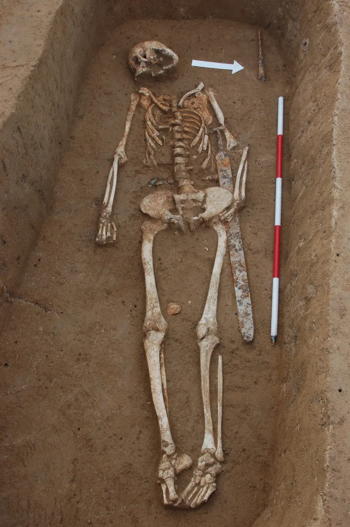 Objev desetiletí. V hrobě bojovníka v Držovicích archeologové objevili zachovalý meč o délce téměř metr