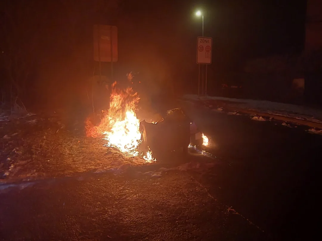 Hasiči na Silvestra v kraji likvidovali zatím jen několik malých požárů kontejnerů a zábavní pyrotechniky
