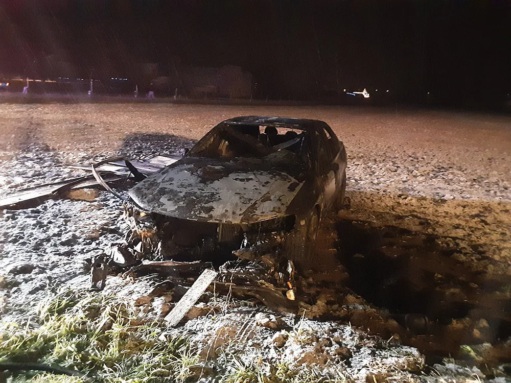 Na Prostějovsku shořela garáž i s auty či elektromotorkou. Hasiči z nebezpečné zóny tahali tlakové lahve