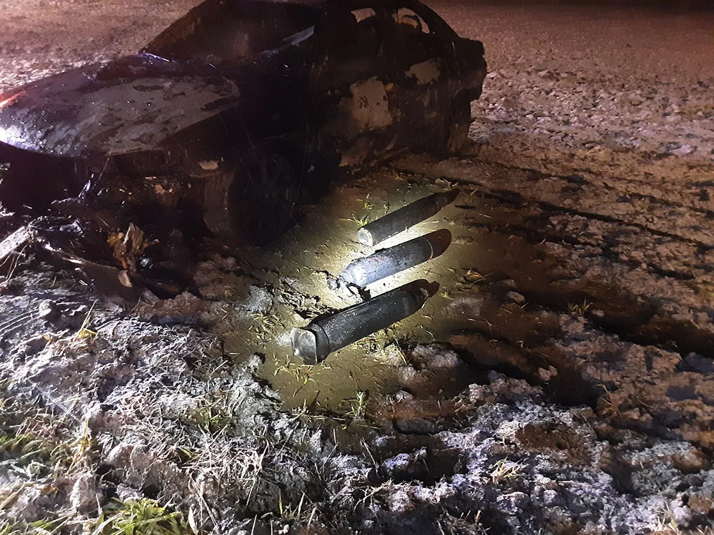 Na Prostějovsku shořela garáž i s auty či elektromotorkou. Hasiči z nebezpečné zóny tahali tlakové lahve