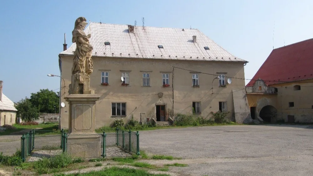 Skrbeň,_tvrz