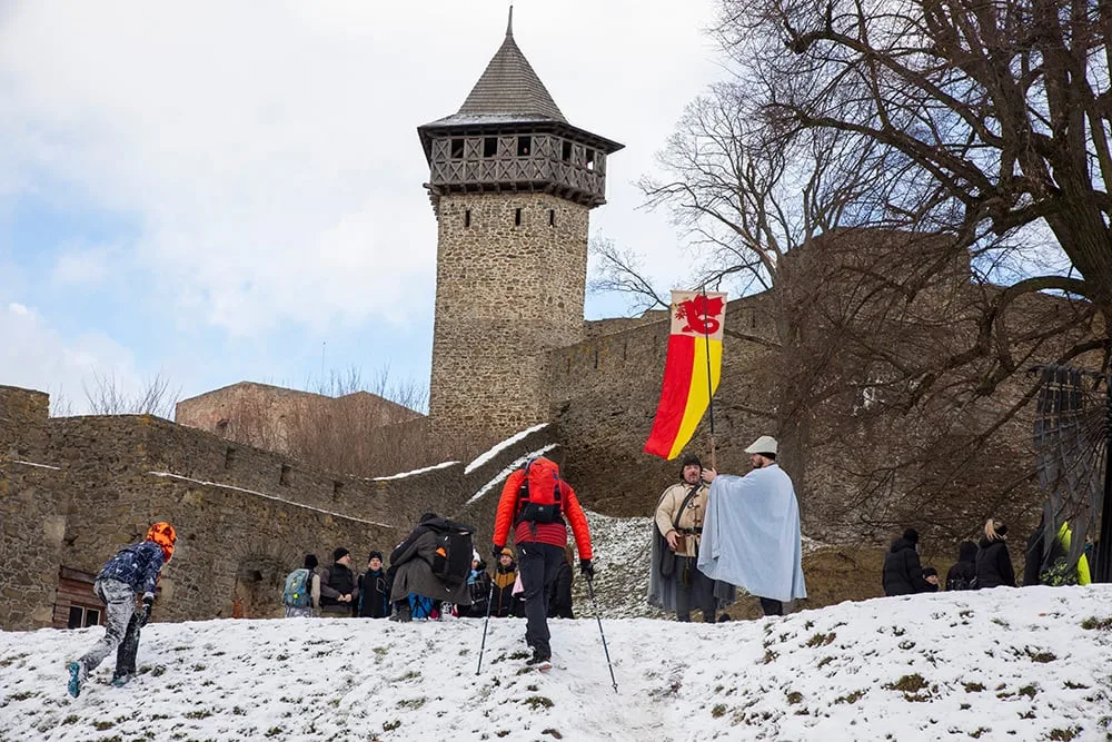 FOTOGALERIE: Tisíce lidí vyrazily na zasněžený Helfštýn. Novoročnímu výšlapu k hradu přálo počasí