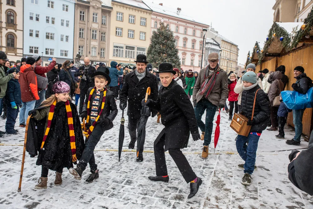 Sníh švihlochodce nezastavil. Olomoucí se propletl bláznivý pochod